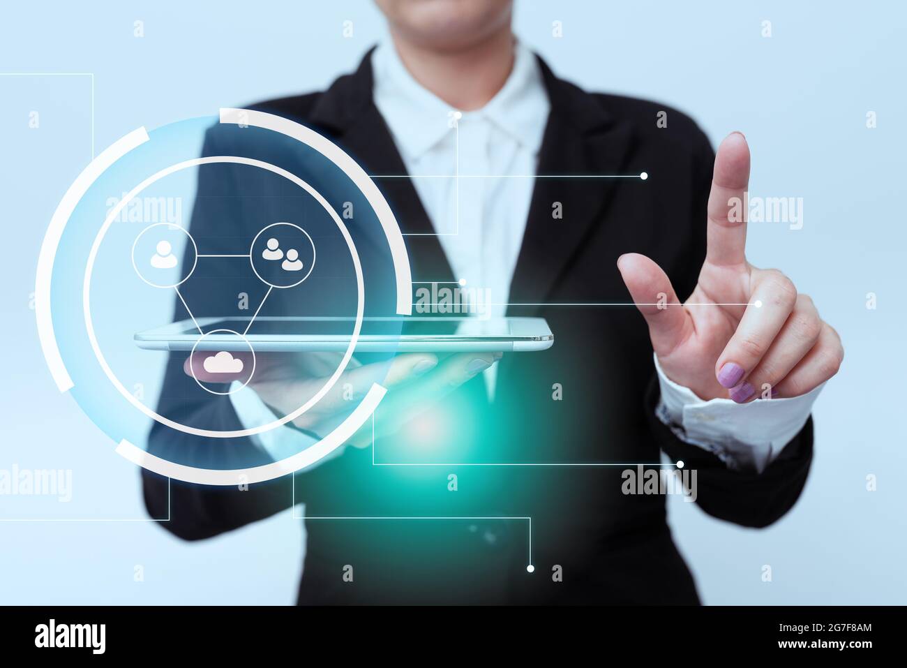 Femme en costume tenant debout tablette pointant le doigt sur le bouton virtuel futuriste. Lady in Uniform port Touchpad appuyant sur interface moderne Banque D'Images