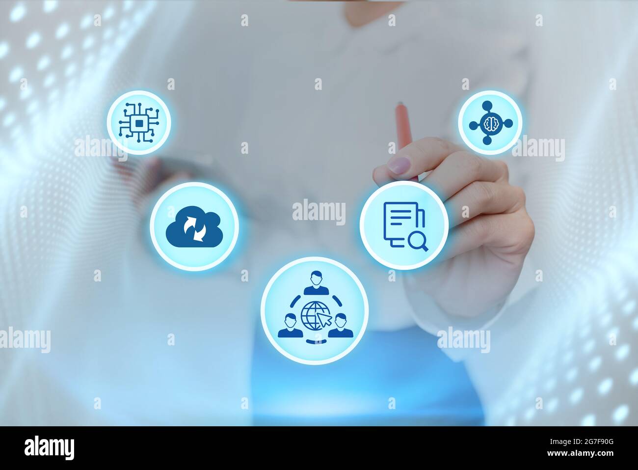 Lady en uniforme tenant debout tablette et de taper virtuellement avec le stylo. Femme d'affaires portant une tablette dactylographiant et affichant de nouvelles technologies futuristes. Banque D'Images
