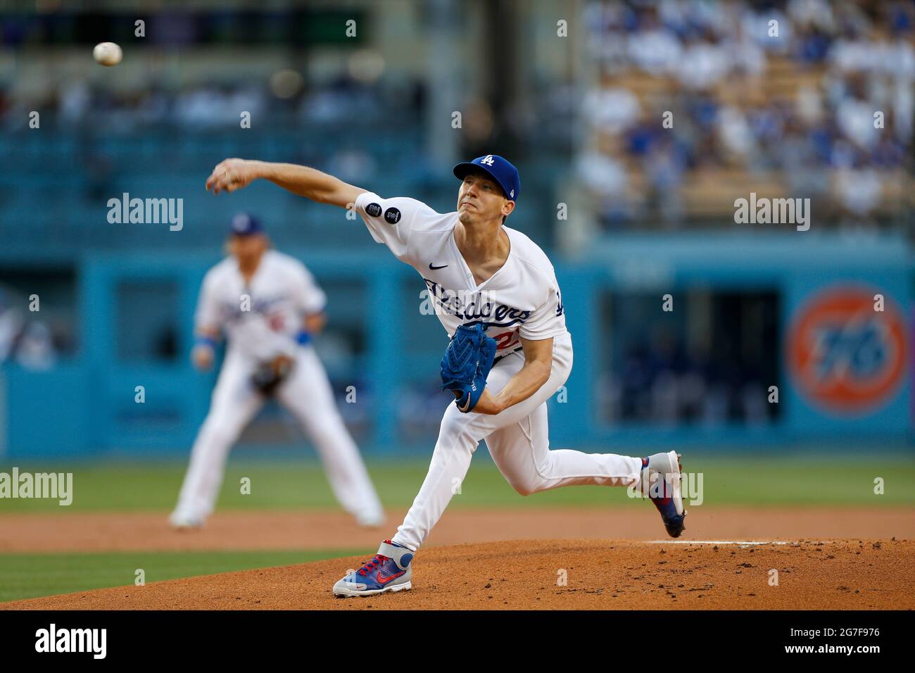 Los Angeles Dodgers Pitcher Walker Buehler (21) lance le ballon lors d'un match de la saison régulière de la MLB contre les Arizona Diamondbacks, samedi 10 juillet Banque D'Images