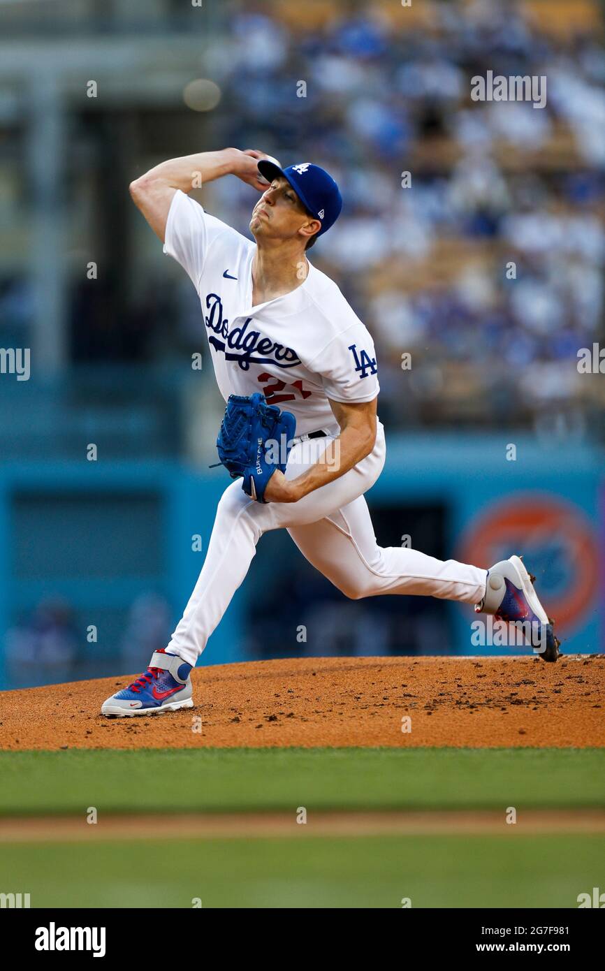 Los Angeles Dodgers Pitcher Walker Buehler (21) lance le ballon lors d'un match de la saison régulière de la MLB contre les Arizona Diamondbacks, samedi 10 juillet Banque D'Images