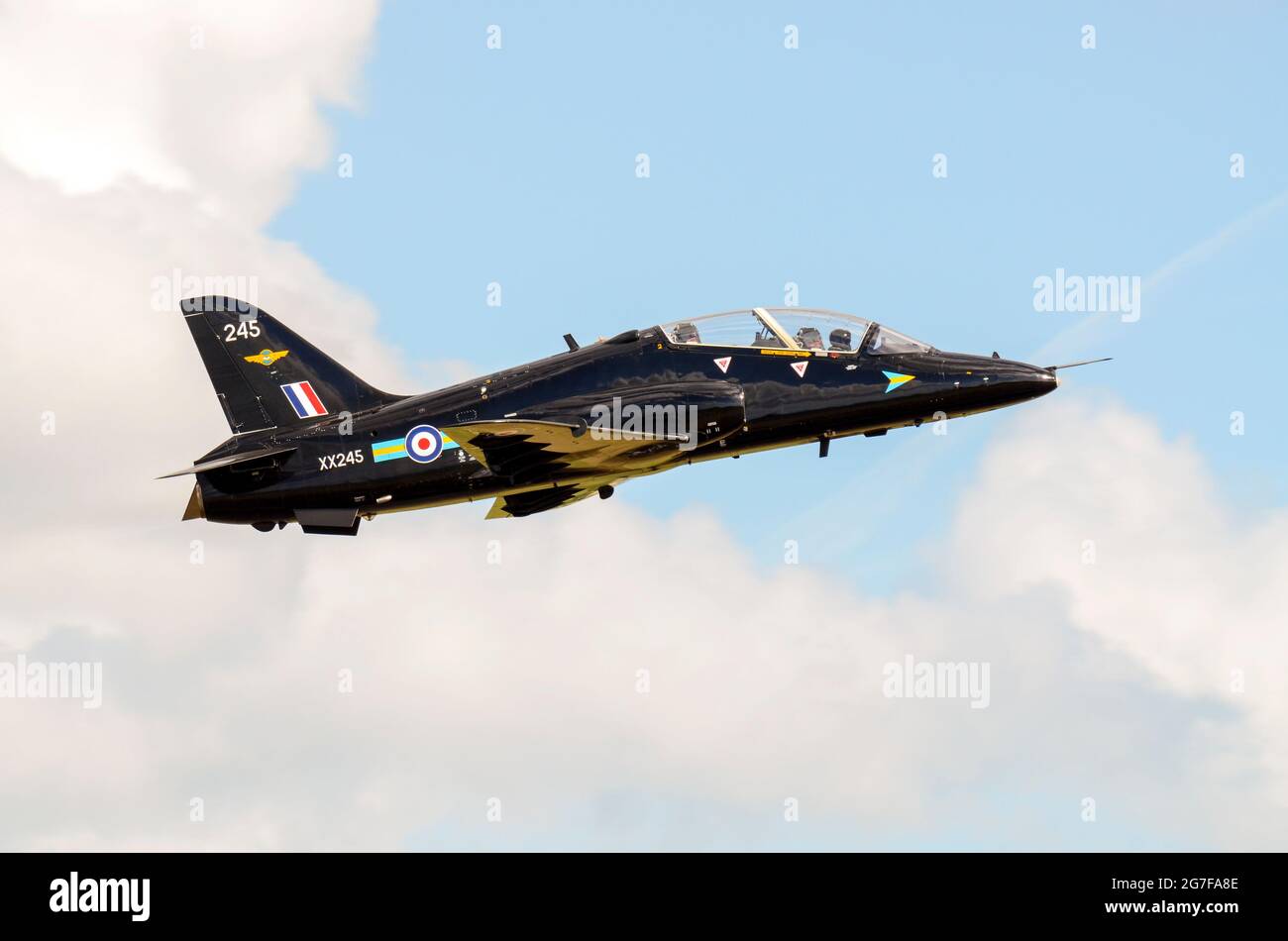 Royal Air Force British Aerospace Hawk T1 avion d'entraînement à réaction escalade après le décollage. RAF 208 Squadron BAe Hawk T.1, qui fait partie de l'École d'instruction de vol 4 Banque D'Images