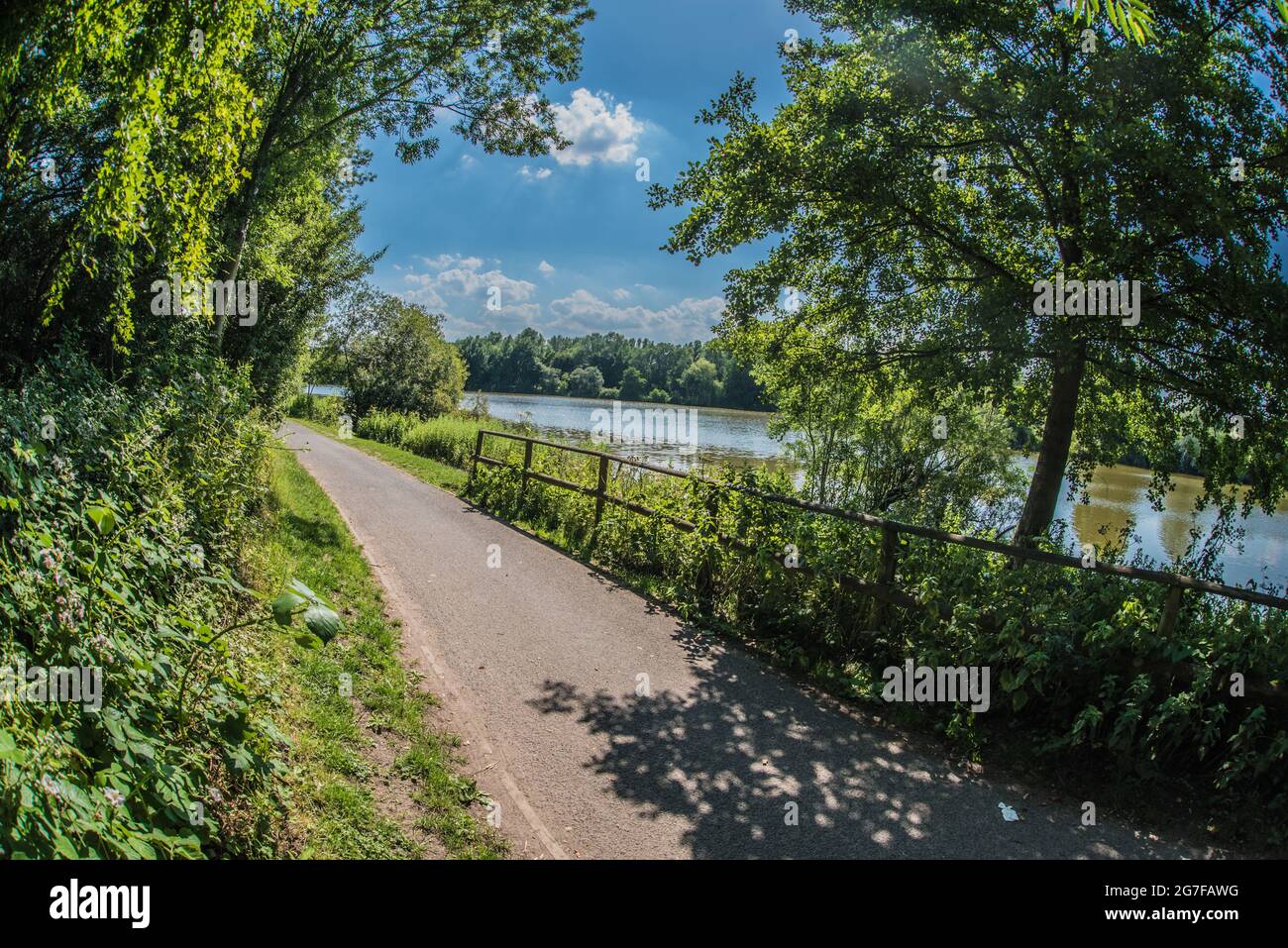 Le chemin autour du lac Arrow Valley, à Arrow Valley Country Park, Redditch, Worcs. ROYAUME-UNI Banque D'Images