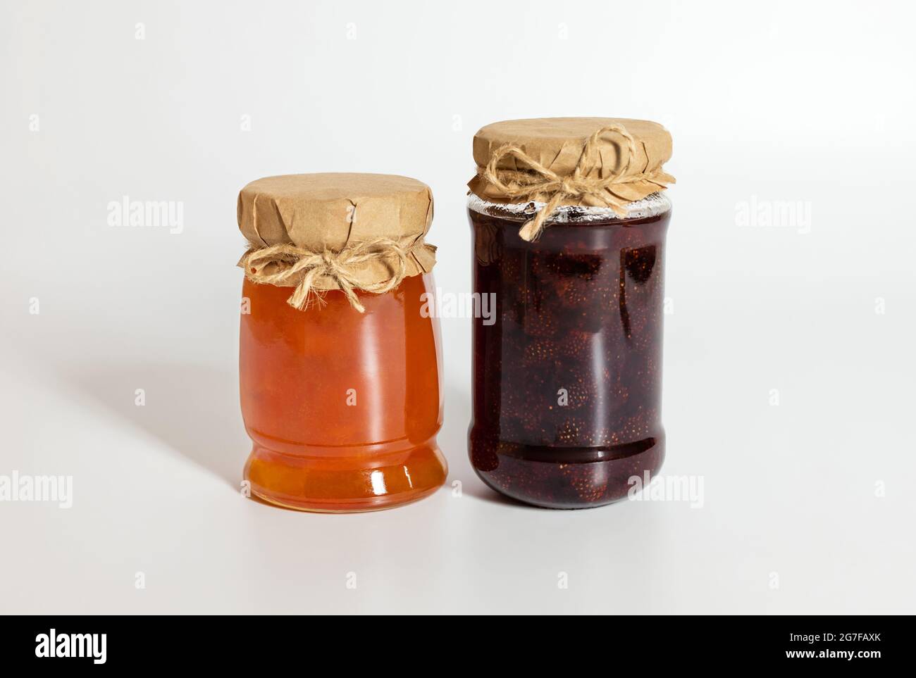 Confiture de fruits et de baies sur fond blanc. Confiture de fraise et d'abricot. Banque D'Images