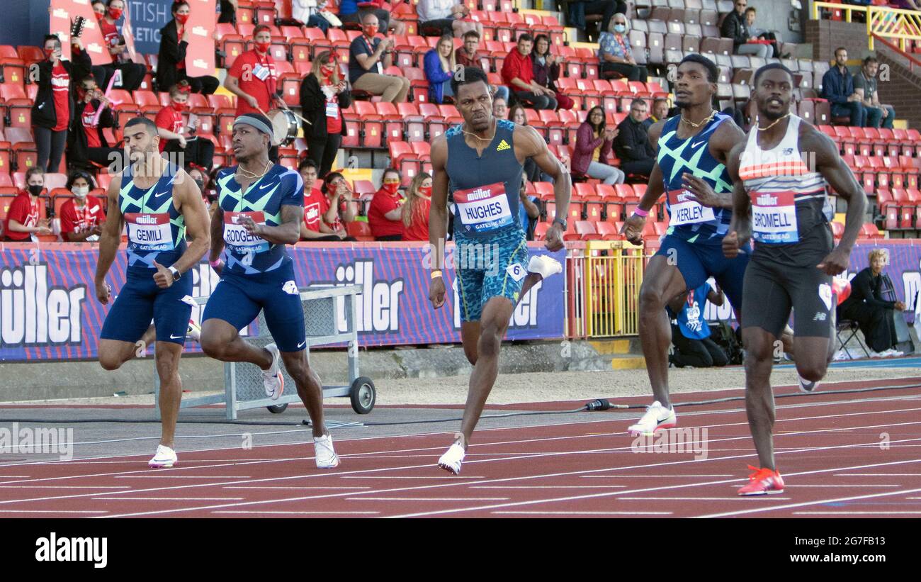 Gateshead, Angleterre, Royaume-Uni. 13 juillet 2021. Les concurrents s'approchent de la ligne d'arrivée lors de la finale masculine de 100 mètres, lors du Grand Prix britannique Gateshead 2021 Müller, au stade international de Gateshead. Crédit : Iain McGuinness/Alay Live News Banque D'Images