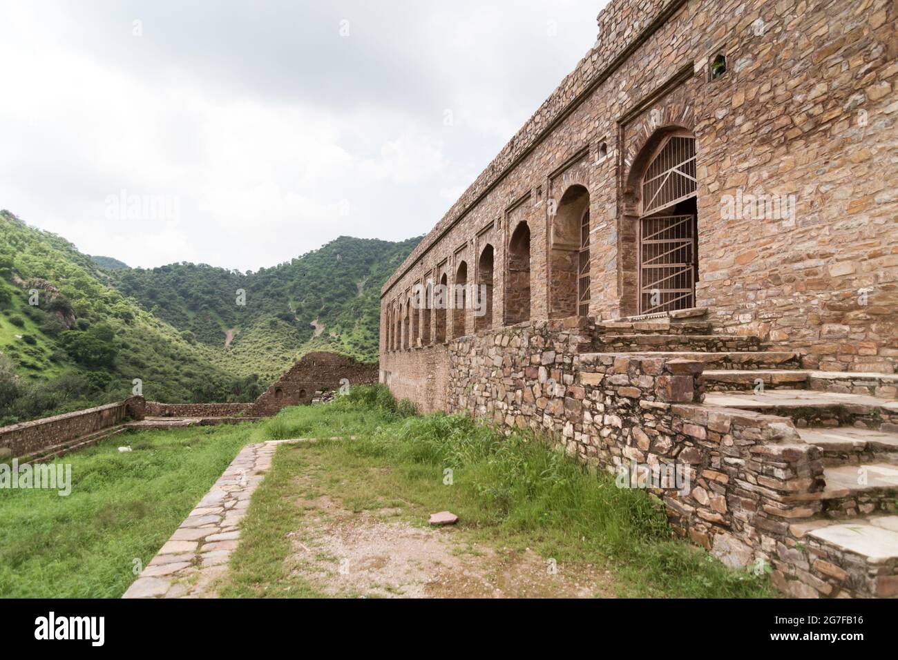 Ruines du fort de Bhangarh dans l'état Rajasthan de l'Inde Banque D'Images