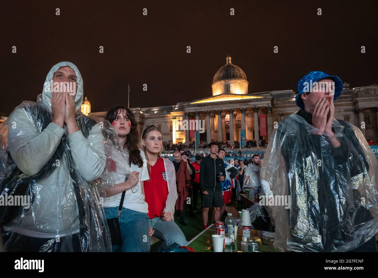 EURO 2020 : les fans d'Angleterre ressentent une défaite à Trafalgar Square tandis que l'Italie gagne 3-2 après une fusillade de pénalité déchiqueante lors de la finale de l'Euro. Londres, Royaume-Uni. Banque D'Images