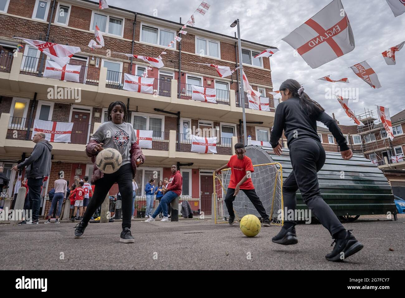 EURO 2020: Les résidents de la propriété Kirby à Bermondsey montrent leur soutien avec des centaines de drapeaux avant le match final de ce soir, l'Angleterre contre l'Italie. Londres, Royaume-Uni. Banque D'Images