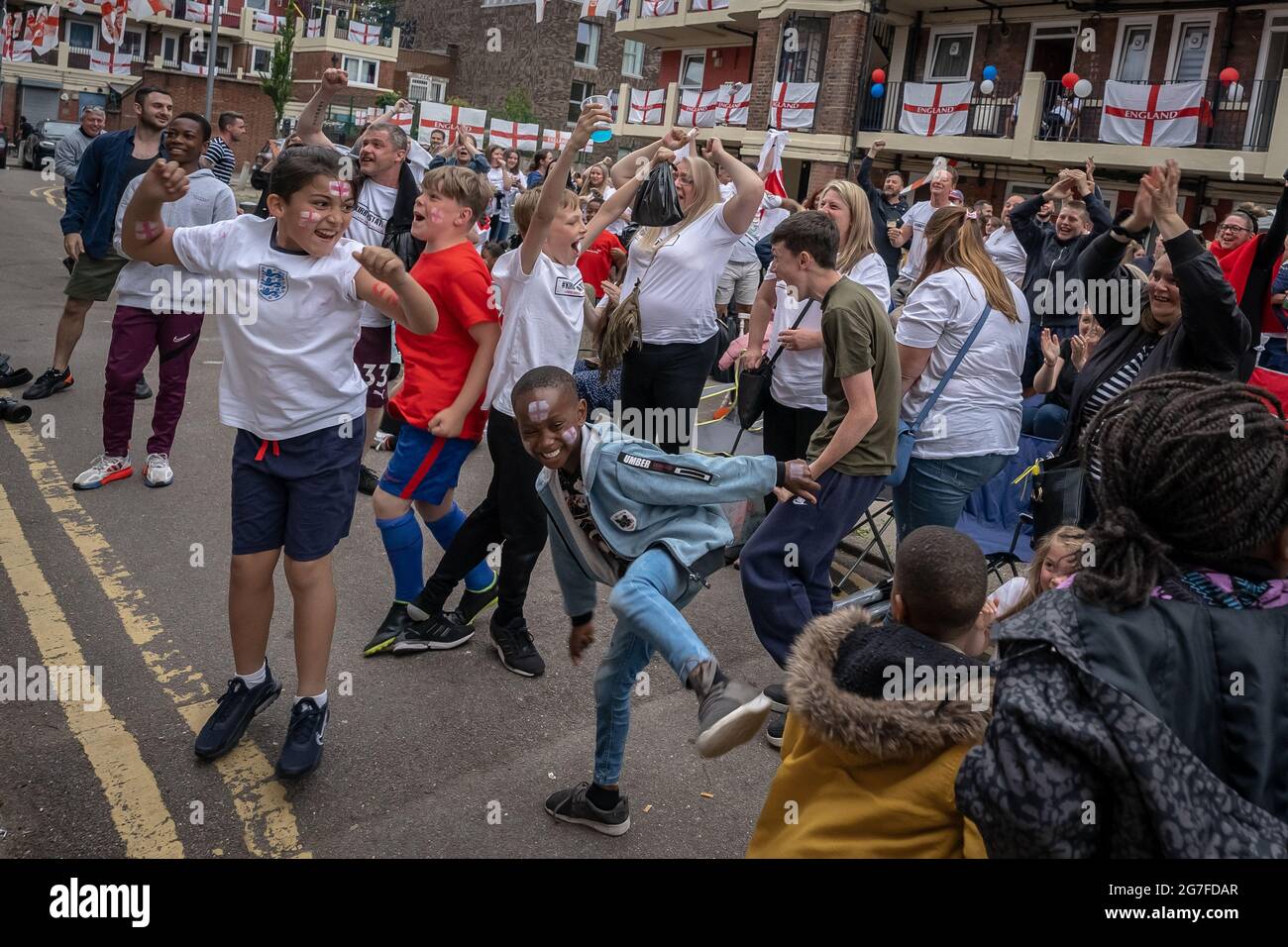 EURO 2020: Angleterre contre Italie. Les résidents de la propriété Kirby à Bermondsey célèbrent le premier but de Luke Shaw pour l’Angleterre pendant la finale du match. Banque D'Images