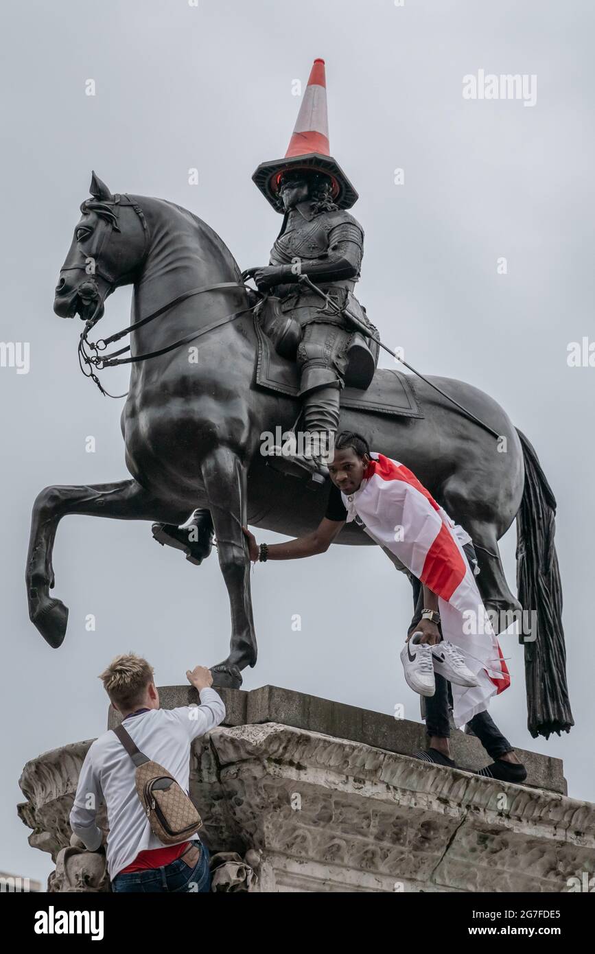 Euro 2020 : comportement désordonné, des milliers de fans de football affluant près de Trafalgar Square devant la finale du match entre l'Angleterre et l'Italie. Londres, Royaume-Uni. Banque D'Images