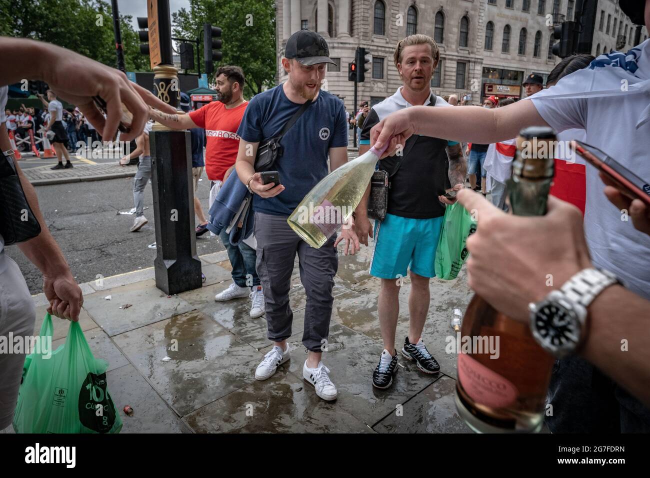 Euro 2020 : comportement désordonné, des milliers de fans de football affluant près de Trafalgar Square devant la finale du match entre l'Angleterre et l'Italie. Londres, Royaume-Uni. Banque D'Images