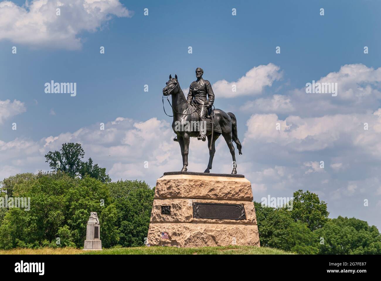 Gettysburg, PA, Etats-Unis - 14 juin 2008 : monuments du champ de bataille. Le major-général George Meade statue équestre en bronze sur un piédestal rocheux beige sous le clo bleu Banque D'Images