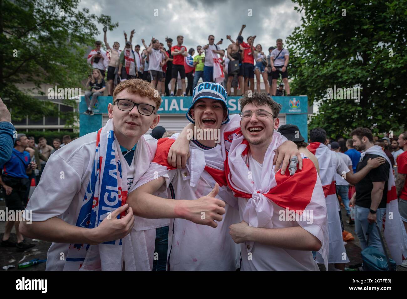 Euro 2020 : les fans arrivent à Wembley dans une ambiance festive avant la finale du match entre l'Angleterre et l'Italie. Londres, Royaume-Uni. Banque D'Images