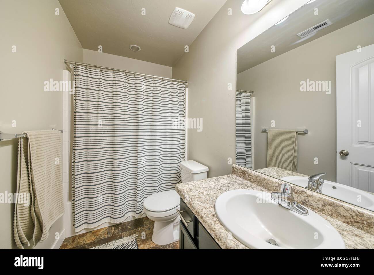Salle de bains traditionnelle avec carrelage et lavabo en pierre calcaire  Photo Stock - Alamy