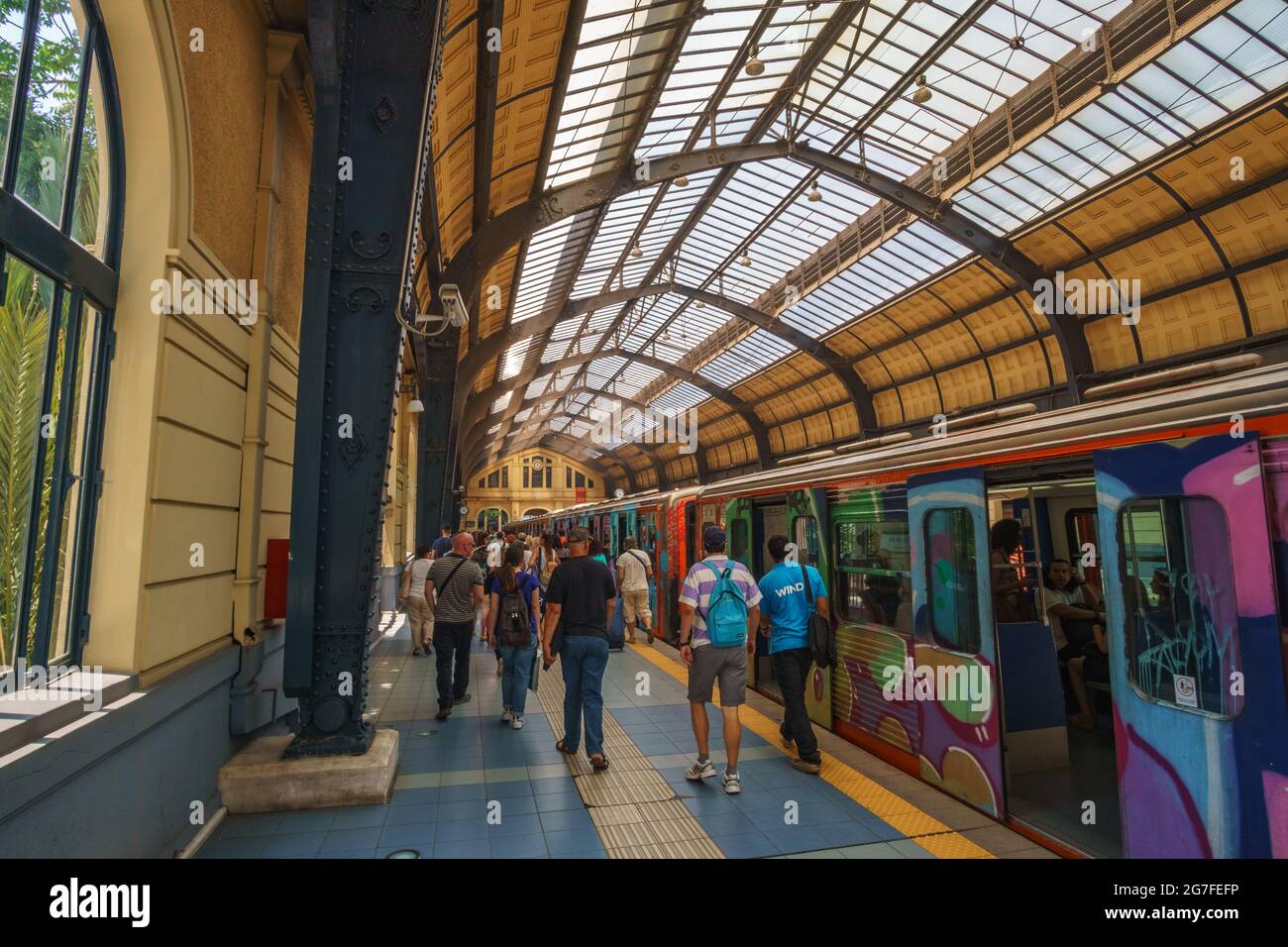 PIRÉE, ATTICA, GRÈCE- JUILLET 2017. À l'intérieur de la gare historique (et métro) au port du Pirée. Paysage urbain avec la circulation des voyageurs et Banque D'Images