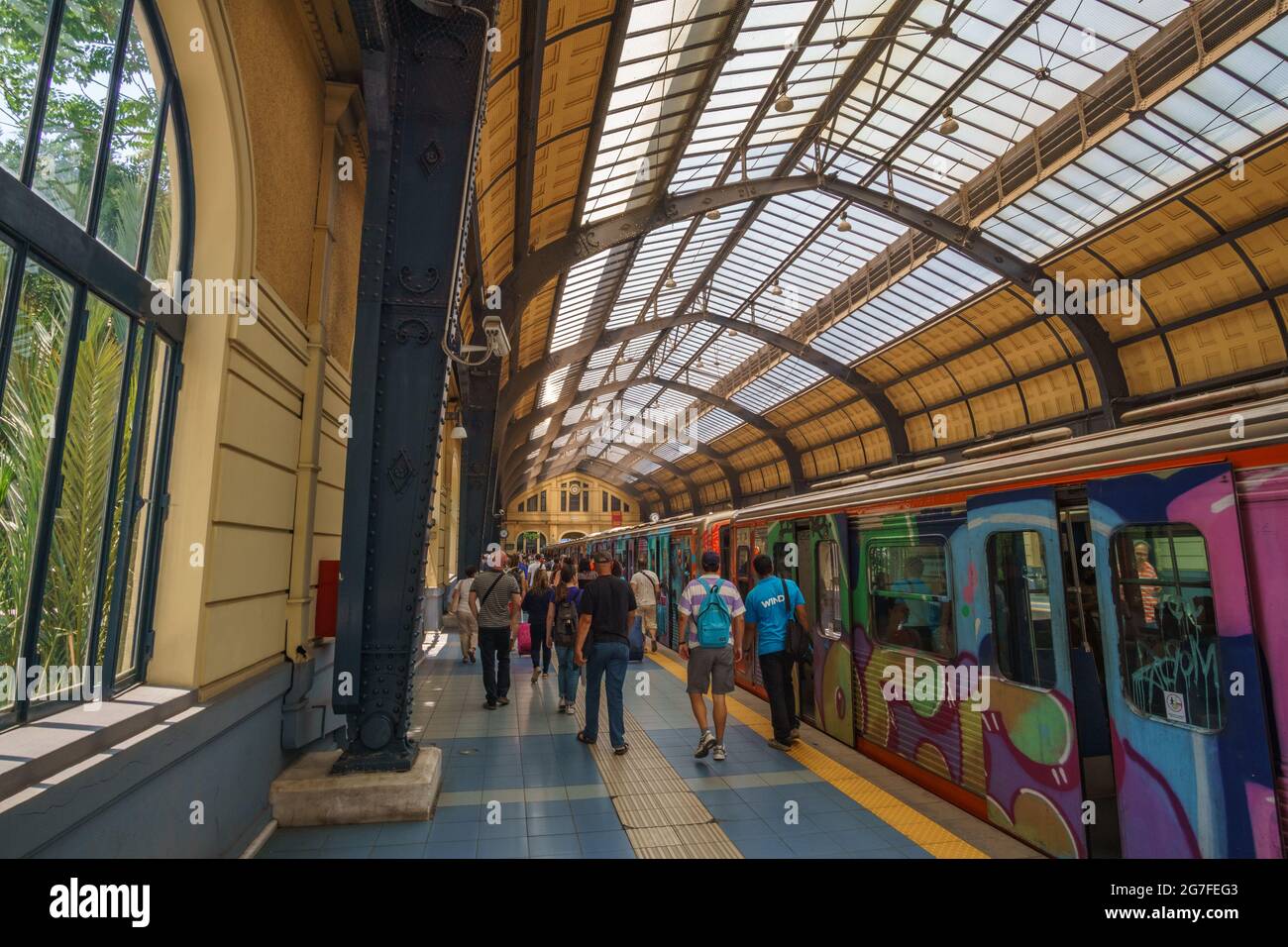 PIRÉE, ATTICA, GRÈCE- JUILLET 2017. À l'intérieur de la gare historique (et métro) au port du Pirée. Paysage urbain avec la circulation des voyageurs et Banque D'Images