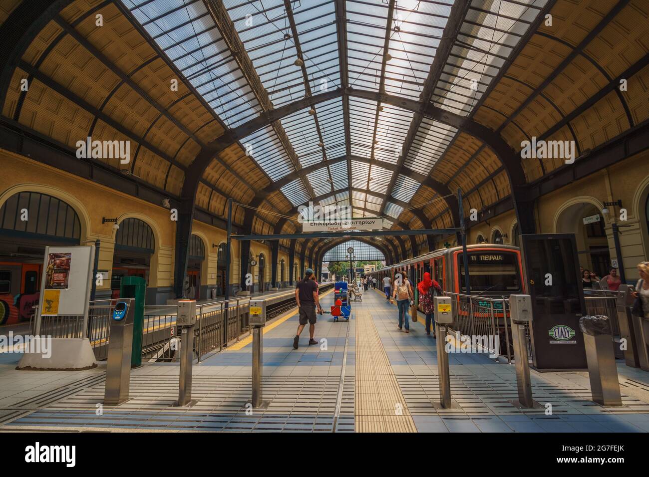 PIRÉE, ATTICA, GRÈCE- JUILLET 2017. À l'intérieur de la gare historique (et métro) au port du Pirée. Paysage urbain avec la circulation des voyageurs et Banque D'Images