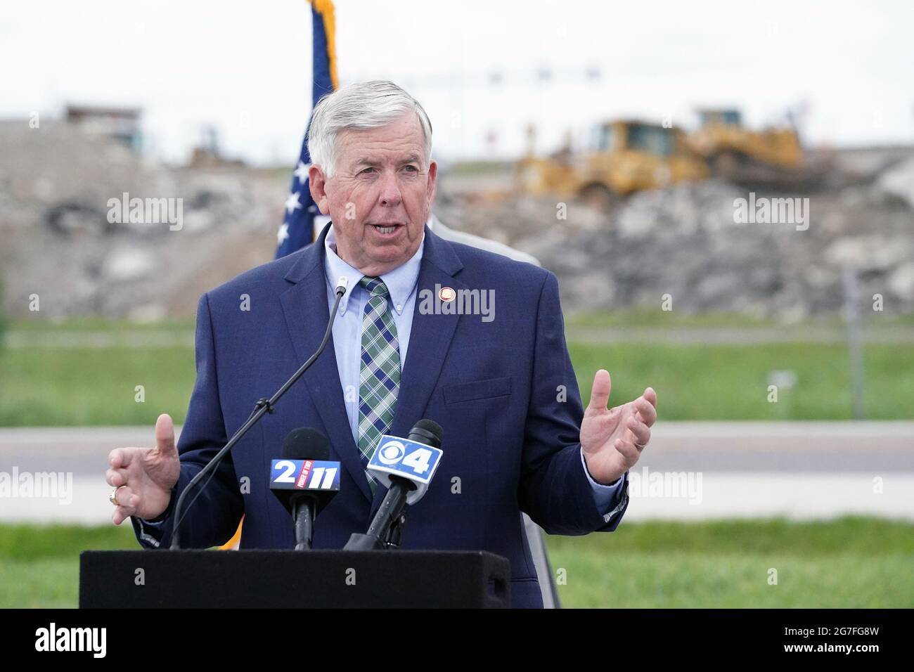 Hazelwood, États-Unis. 13 juillet 2021. Le gouverneur du Missouri, Mike Parson, fait ses remarques alors que de l'équipement lourd déplace de la poussière derrière lui sur un nouveau projet routier à Hazelwood, Missouri, le mardi 13 juillet 2021. Parson a signé un projet de loi qui accroîtra le financement des transports pour les projets d'infrastructure critiques des États et des collectivités locales dans l'ensemble de l'État du Missouri. Le financement sera tiré d'une augmentation de la taxe sur l'essence de l'État, qui n'a pas augmenté depuis plus de 20 ans. Photo par Bill Greenblatt/UPI crédit: UPI/Alay Live News Banque D'Images