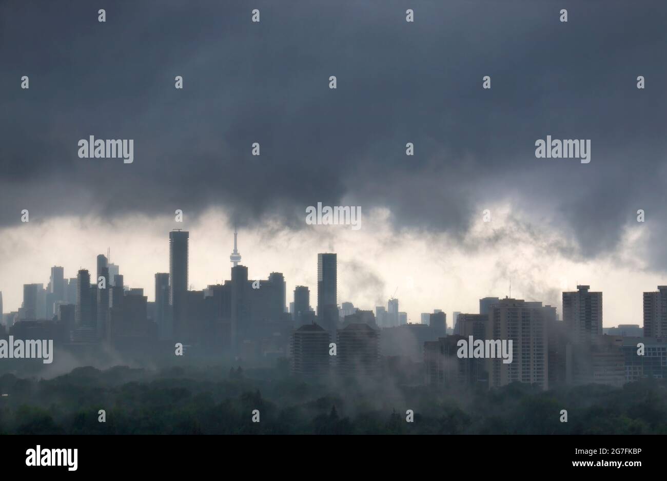 Les édifices du centre-ville de Toronto sont entourés de nuages sombres pendant la tempête de tonnerre estivale Banque D'Images
