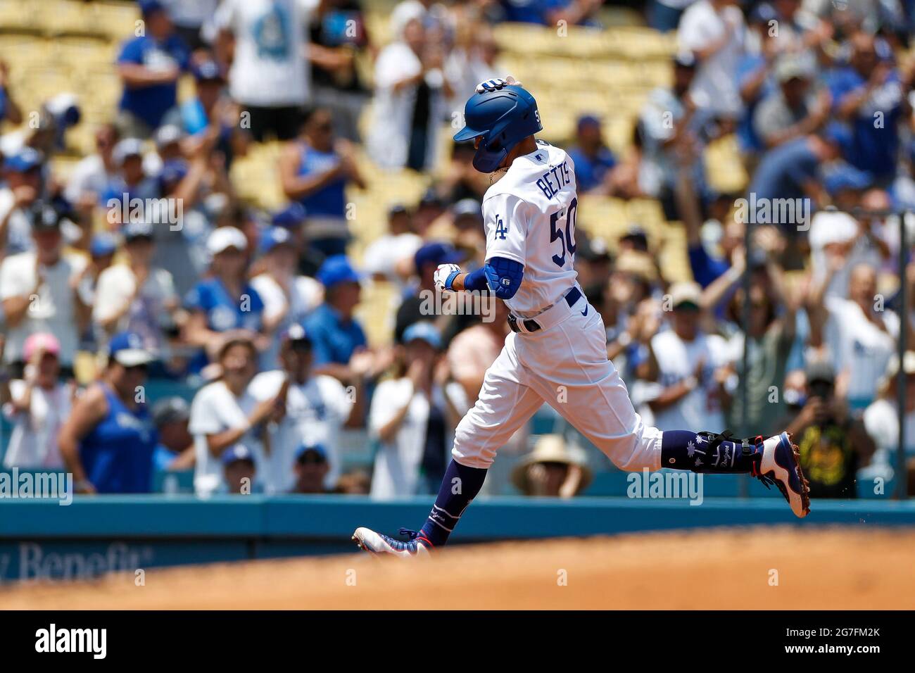 Los Angeles Dodgers outfielder Mookie Betts (50) atteint une course à domicile lors d'un match de la saison régulière de la MLB contre les Arizona Diamondbacks, dimanche 11 juillet, Banque D'Images