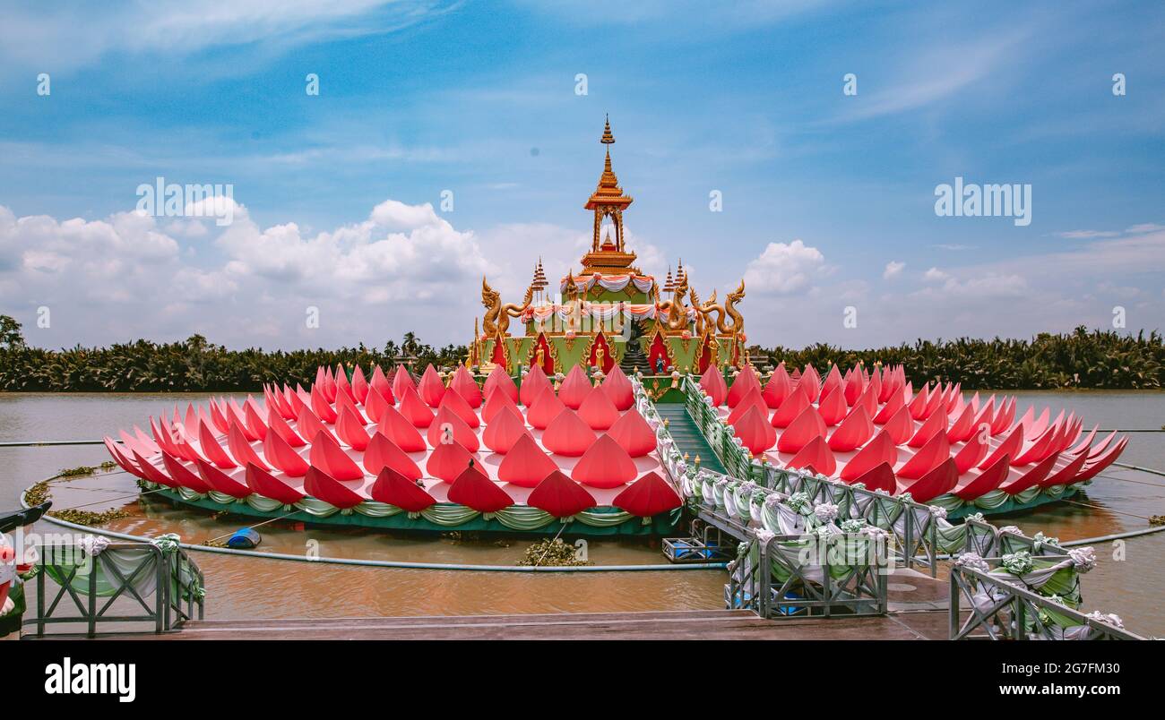 Wat Saman Rattanaram temple aux pétales de fleurs à Chachoengsao, Thaïlande Banque D'Images