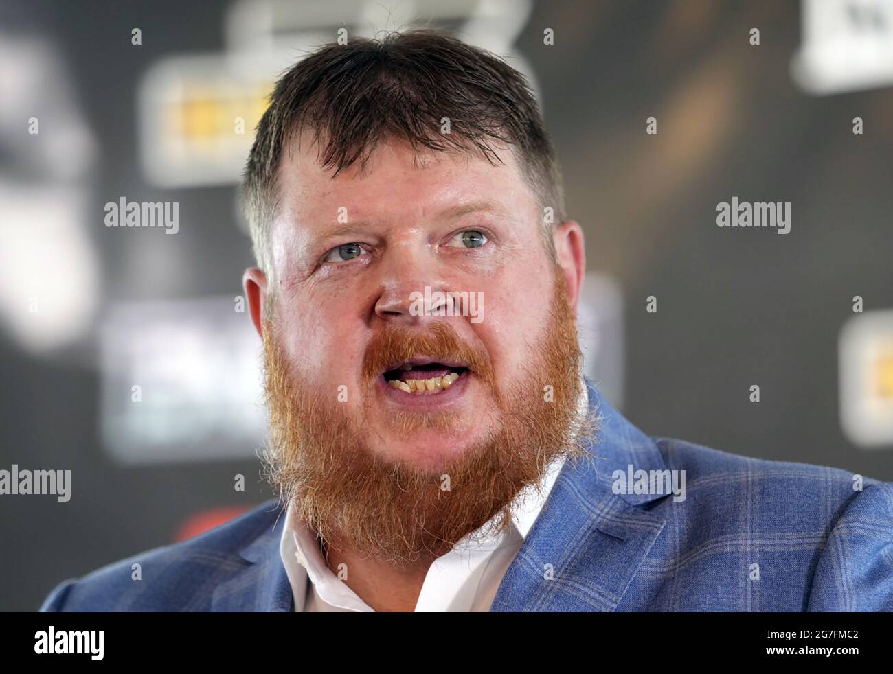 St. Louis, États-Unis. 13 juillet 2021. NWA Professional Wrestler Trevor James fait son discours lors d'une conférence de presse annonçant que la National Wrestling Alliance (NWA) ramenera la lutte professionnelle à Chase Park Plaza, à St. Louis, le mardi 13 juillet 2021. « Stching at the Chase », une émission hebdomadaire de télévision de lutte des années 1960 et 1970, a amené certains des anciens lutteurs superstars à St. Louis, devenant ainsi l'un des meilleurs programmes télévisés locaux de l'histoire de St. Louis. Photo par Bill Greenblatt/UPI crédit: UPI/Alay Live News Banque D'Images