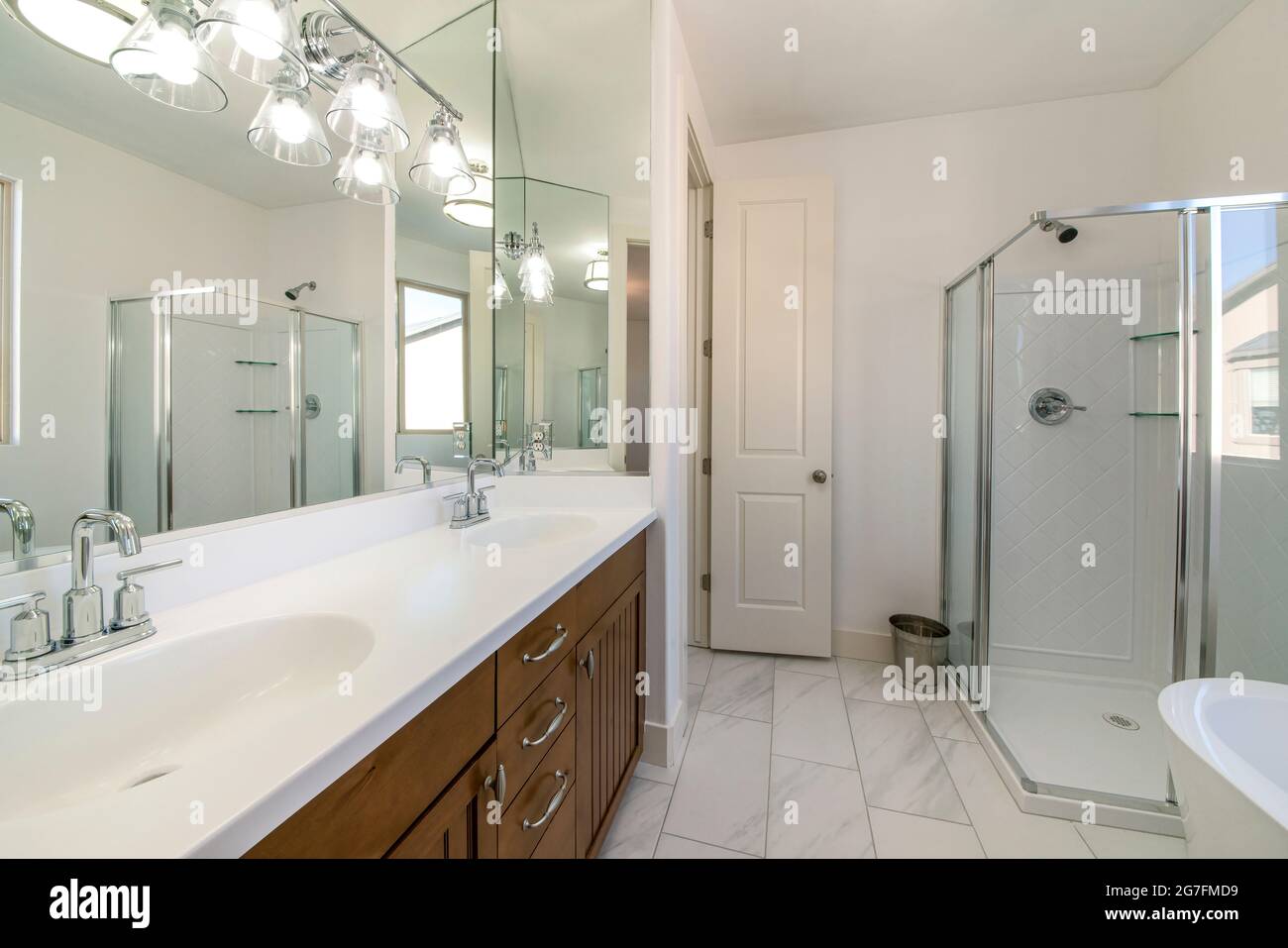 Salle de bains contemporaine blanche avec sol en marbre et étroite porte  blanche Photo Stock - Alamy