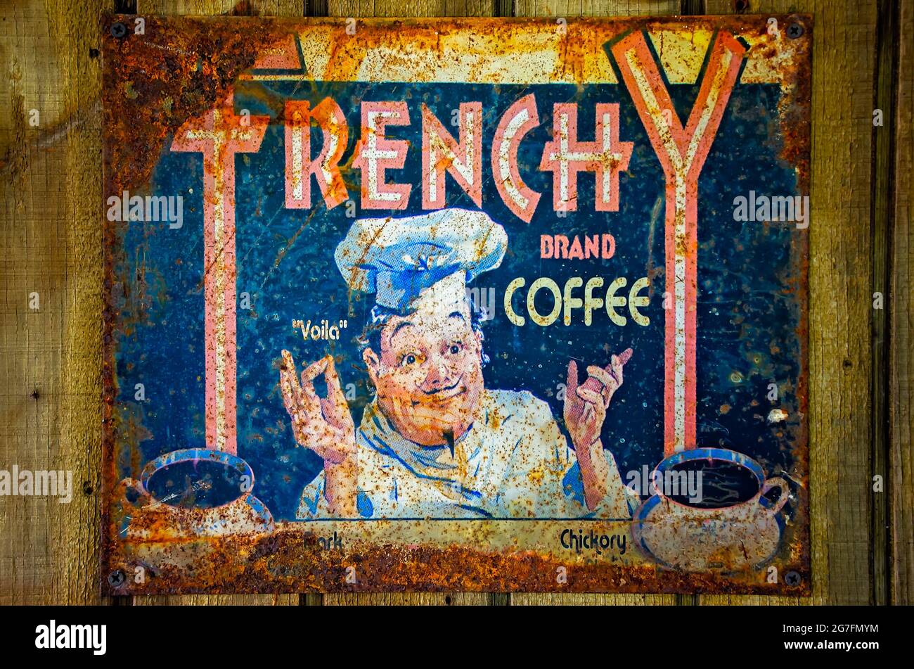 Un panneau de café Frenchy vintage est accroché au Shed Barbeque and Blues joint, le 4 juillet 2021, à Ocean Springs, Mississippi. Banque D'Images