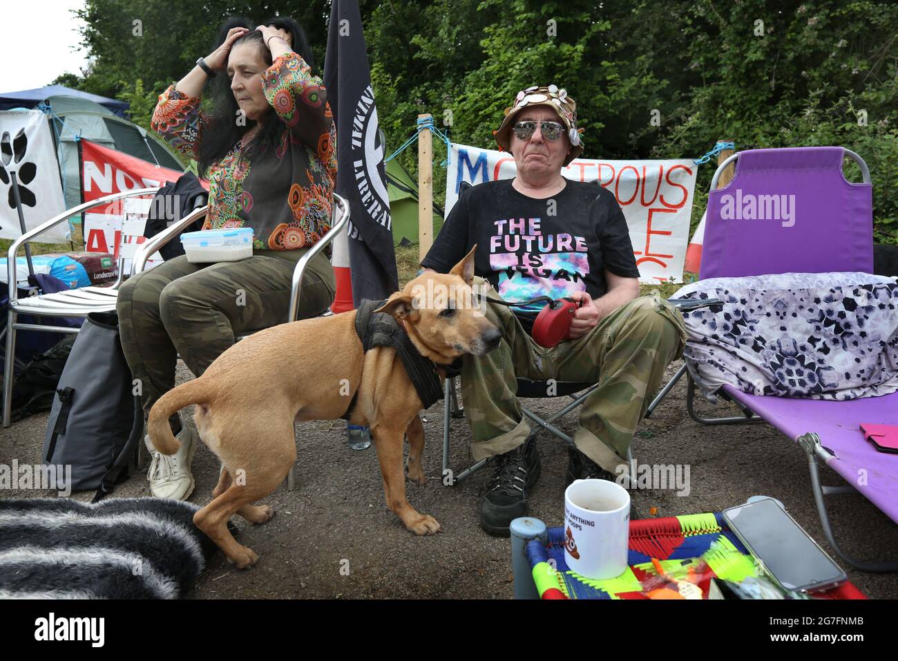 Huntingdon, Royaume-Uni. 13 juillet 2021. Les activistes s'assoient dans un camp avec leur chien pendant la manifestation.les activistes des droits des animaux occupent Camp Beagle, un camp de protestation sur le bord de la route à l'extérieur de beagle éleveur Maréchal bioressources (MBR) Acres. Leurs chiots ont été vendus aux laboratoires d'essais sur animaux. Les militants vont camper à l'extérieur de l'usine jusqu'à ce qu'elle soit fermée et que tous les beagles soient libérés. (Photo de Martin Pope/SOPA Images/Sipa USA) crédit: SIPA USA/Alay Live News Banque D'Images