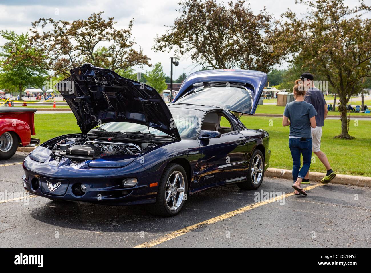 Un coupé Firebird Trans Am Firehawk 2000 de Pontiac bleu foncé exposé avec le capot et le hayon ouverts lors d'un salon de l'automobile en Angola, Indiana, États-Unis. Banque D'Images