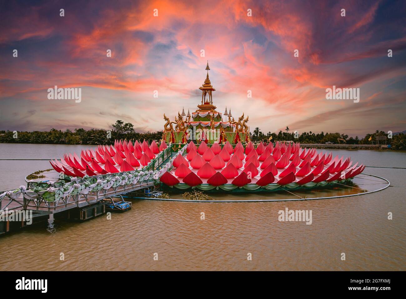 Wat Saman Rattanaram temple aux pétales de fleurs à Chachoengsao, Thaïlande Banque D'Images