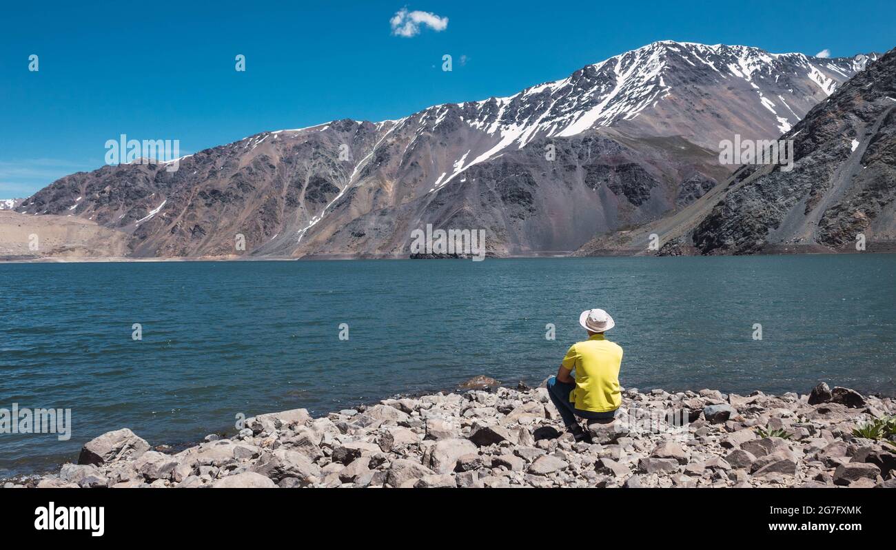 Hombre con sombrero mirando el paisaje Banque D'Images