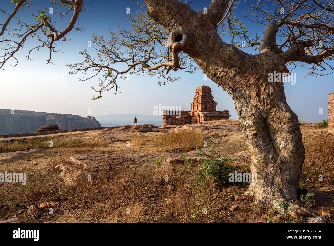 Vue de la haute Shivalaya sur le sommet de la colline rocheuse du nord à Badami, Karnataka, Inde. C'est un site classé au patrimoine de l'unesco et un lieu d'étonnante dynast de chalukya Banque D'Images