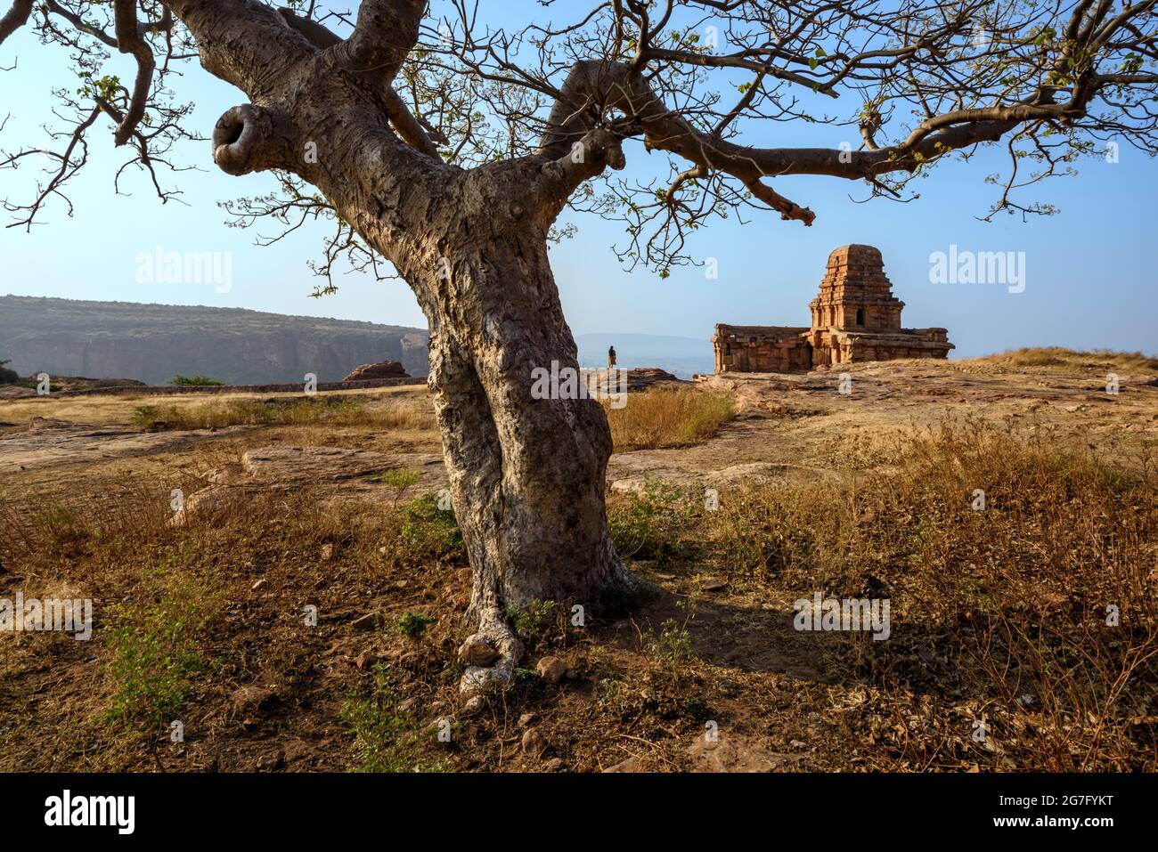 Vue de la haute Shivalaya sur le sommet de la colline rocheuse du nord à Badami, Karnataka, Inde. C'est un site classé au patrimoine de l'unesco et un lieu d'étonnante dynast de chalukya Banque D'Images