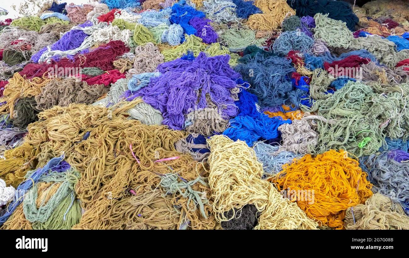 un tas de laine colorée dans une usine de tapis d'agra Banque D'Images