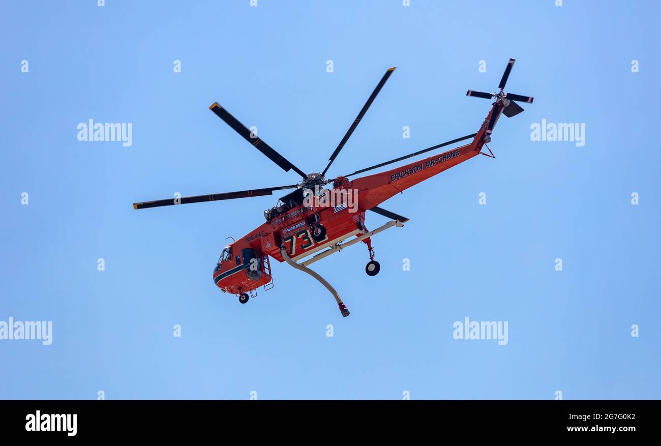 Grèce, Athènes. 13 juillet 2021. Erickson Sikorsky Air Crane hélicoptère de la brigade des pompiers grecs, de retour à l'aéroport après une mission, ciel bleu rétrogr Banque D'Images