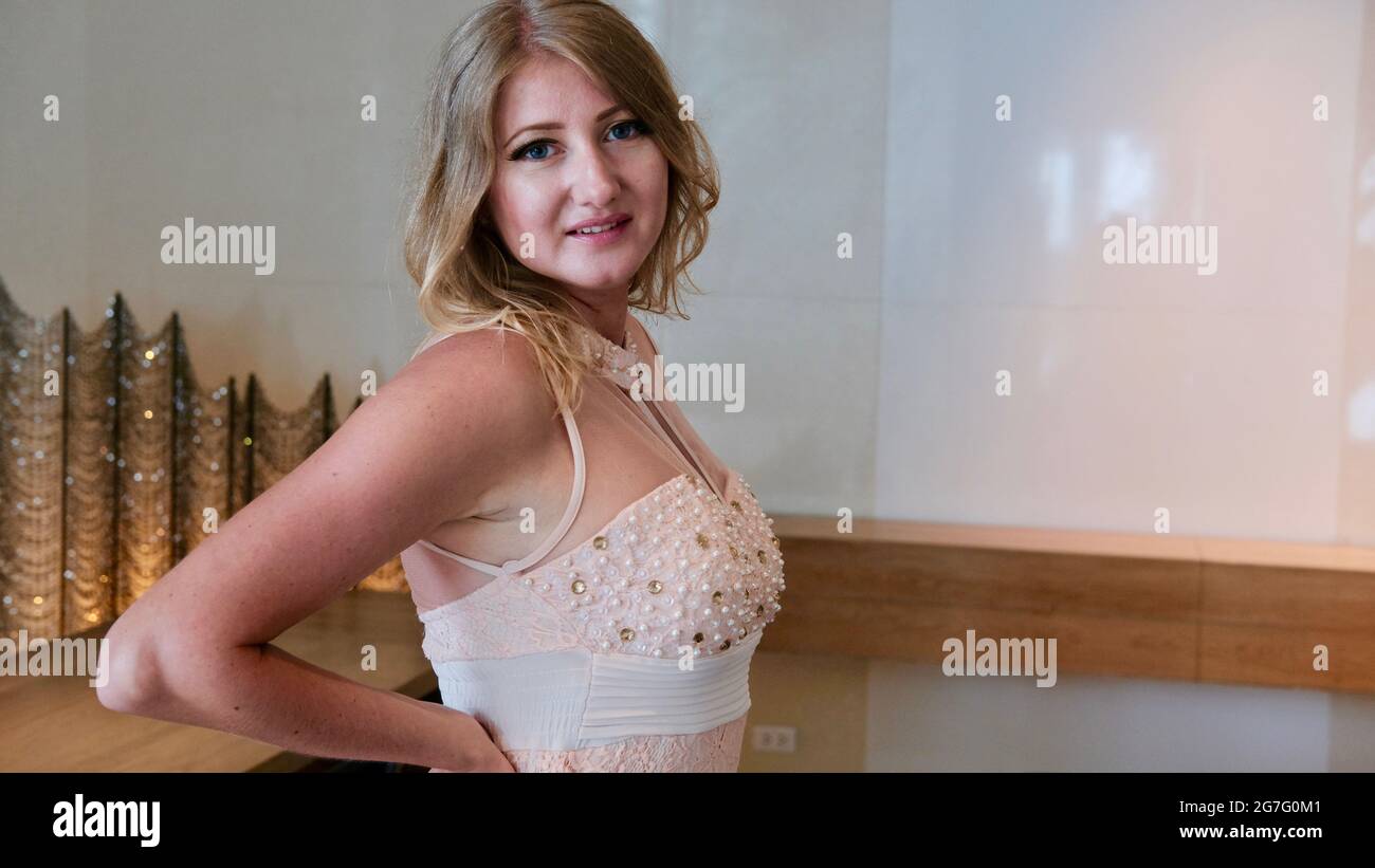 Europe de l'est Femme caucasienne d'âge moyen cheveux blond clair peau pâle teint porter crème coloré robe d'été décontracté tenue debout Banque D'Images