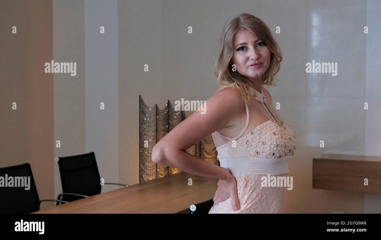 Europe de l'est Femme caucasienne d'âge moyen cheveux blond clair peau pâle teint porter crème coloré robe d'été décontracté tenue debout Banque D'Images