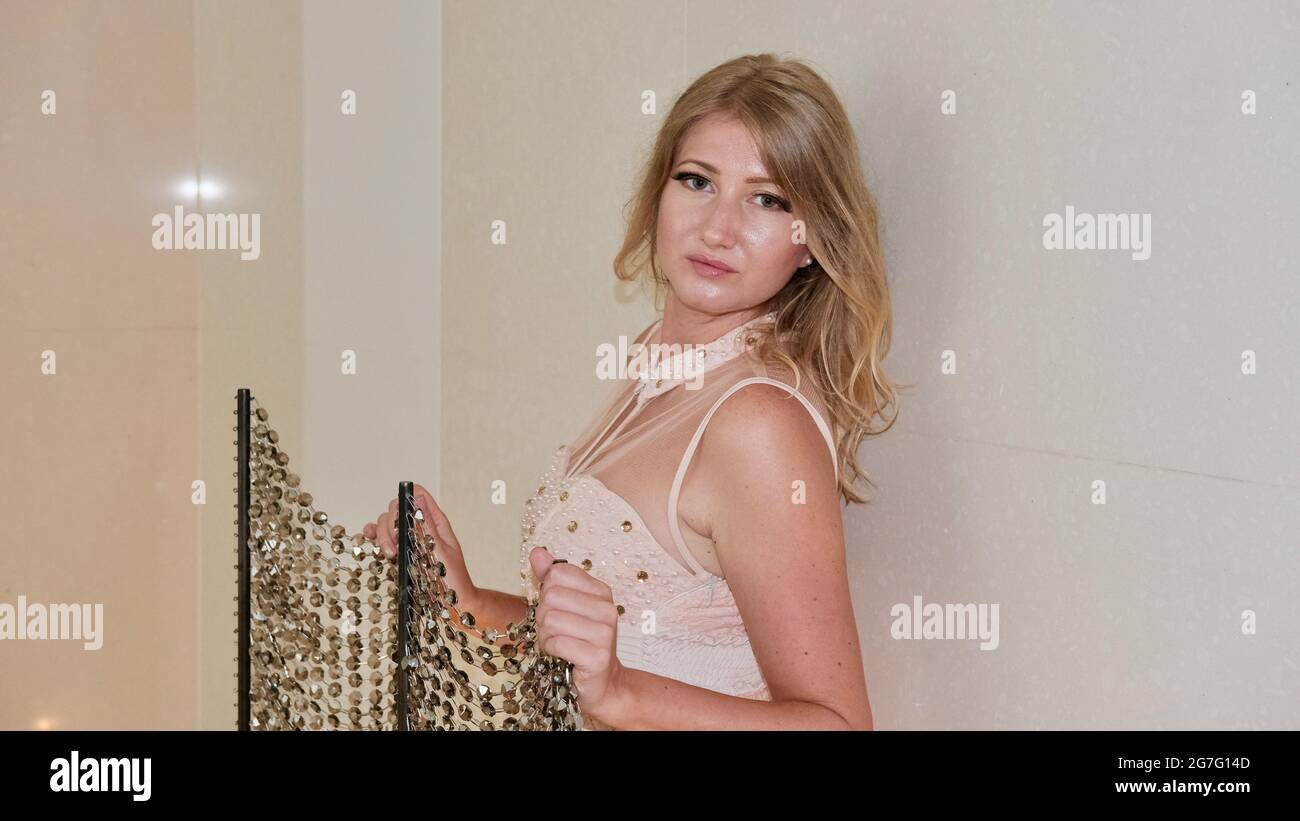 Europe de l'est Femme caucasienne d'âge moyen cheveux blond clair peau pâle teint porter crème coloré robe d'été décontracté tenue debout Banque D'Images