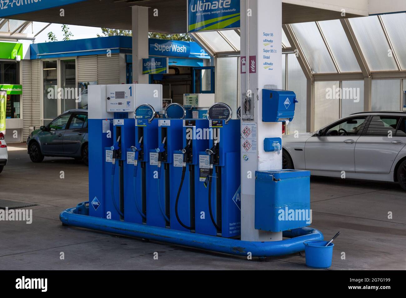 NEUWIED, ALLEMAGNE - 20 juin 2021 : pompes à gaz dans une station de gaz ARAL.Aral est une marque de stations de gaz automobiles en Allemagne Banque D'Images