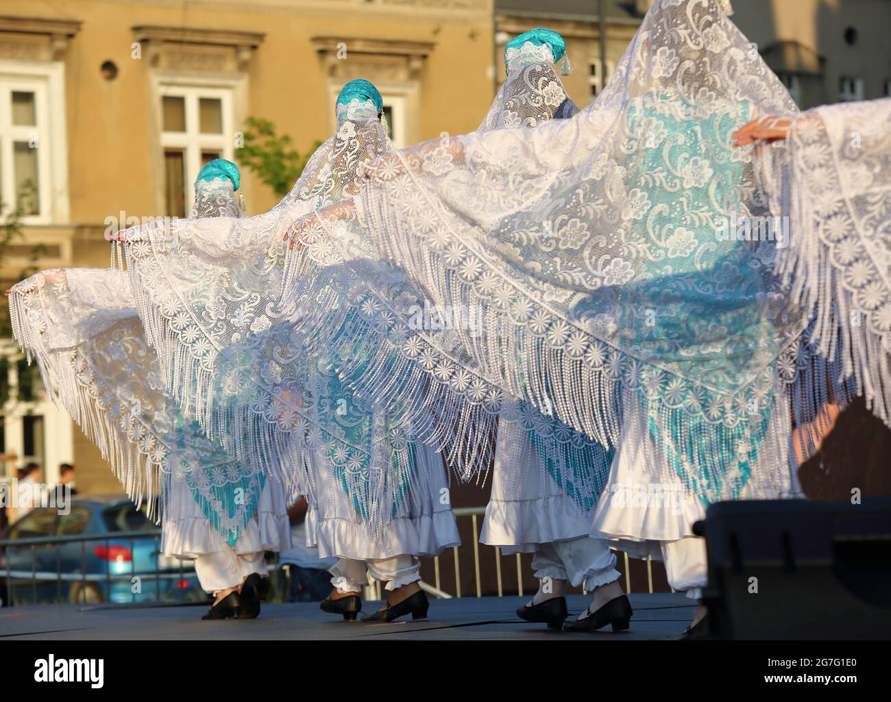 Cracovie, Pologne - juillet 10 2021: Groupe vocal et de danse Tatars appelé Bunczuk pendant que montrer la performance artistique sur scène, 34. Festival de théâtre de rue Banque D'Images