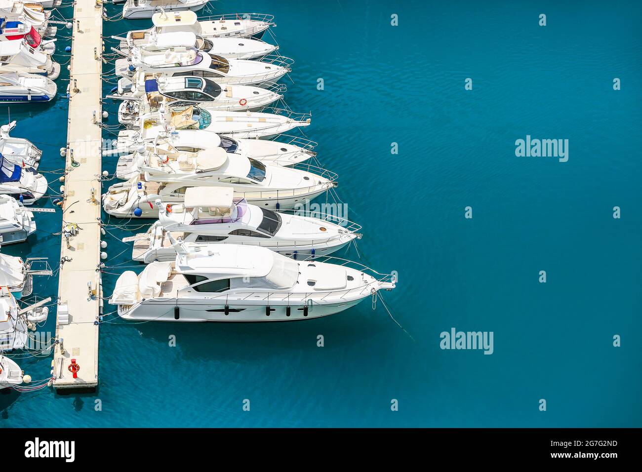 Yacht de voile en mer Méditerranée près de Côte d'Azur et Monaco Banque D'Images