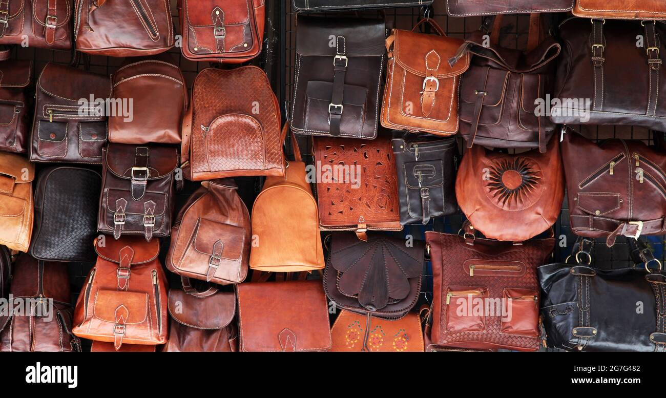Boutique de sacs en cuir / Affichage de sacs en cuir artisanat en cuir /  sacs Photo Stock - Alamy