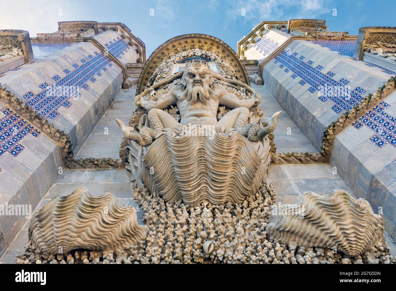 Le Palais national de Pena, Sintra, quartier de Lisbonne, Portugal. La figure du dieu grec de la mer Triton au-dessus de la porte du Triton. Le style romantique Banque D'Images