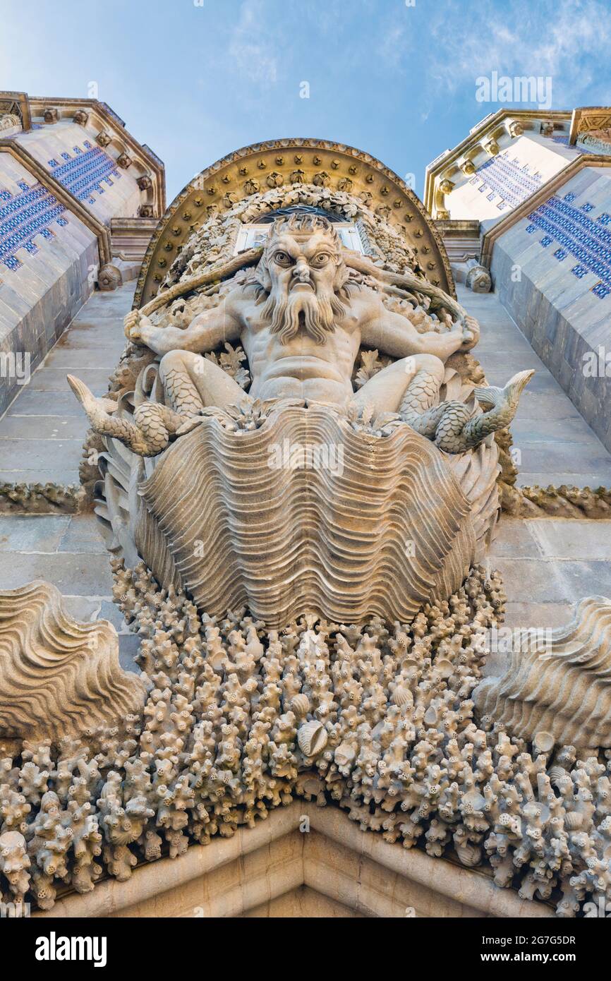 Le Palais national de Pena, Sintra, quartier de Lisbonne, Portugal. La figure du dieu grec de la mer Triton au-dessus de la porte du Triton. Le style romantique Banque D'Images