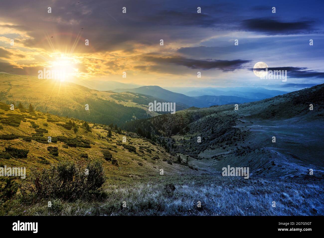 concept de changement d'heure de jour et de nuit au-dessus du paysage de montagne de carpathian. paysage magnifique avec des collines verdoyantes au crépuscule sous un ciel spectaculaire Banque D'Images