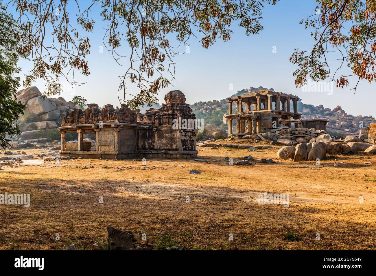 L'ancienne civilisation de l'empire de Vijayanagara ruines de Hampi belle vue sur les ruines étonnantes de Hampi. Hampi, est un site classé au patrimoine mondial de l'UNESCO, à Hampi, en Ka Banque D'Images