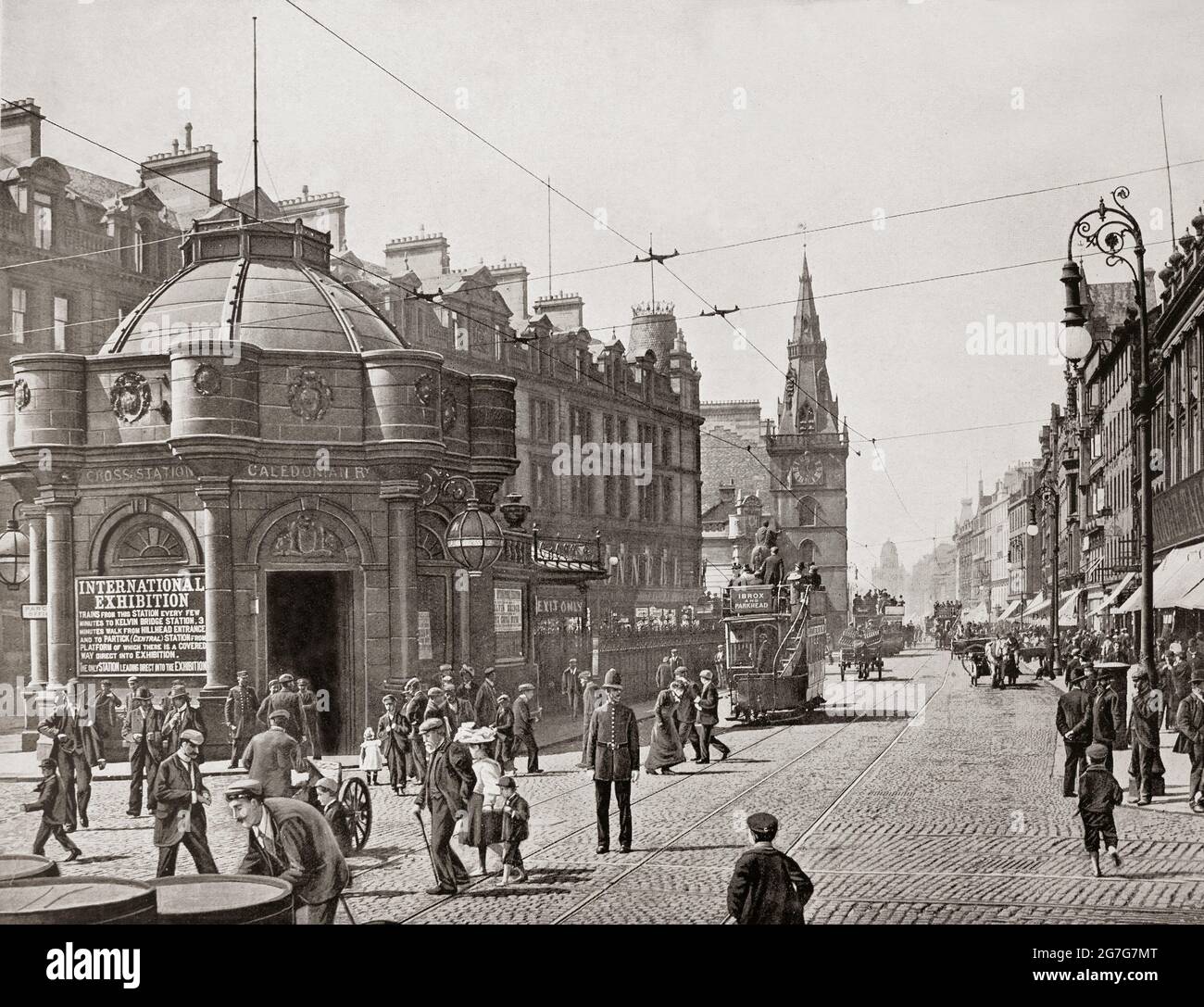 Vue de la fin du XIXe siècle sur Trongate, l'une des rues les plus anciennes de Glasgow, en Écosse. Le Tron Steeple peut être vu au loin et à gauche est un bâtiment octogonal orné donnant l'entrée à la gare de Glasgow Cross dont les plates-formes étaient au-dessous du niveau de la rue, faisant partie du bâtiment du chemin de fer calédonien conçu par J. J. Burnett en 1886. Banque D'Images