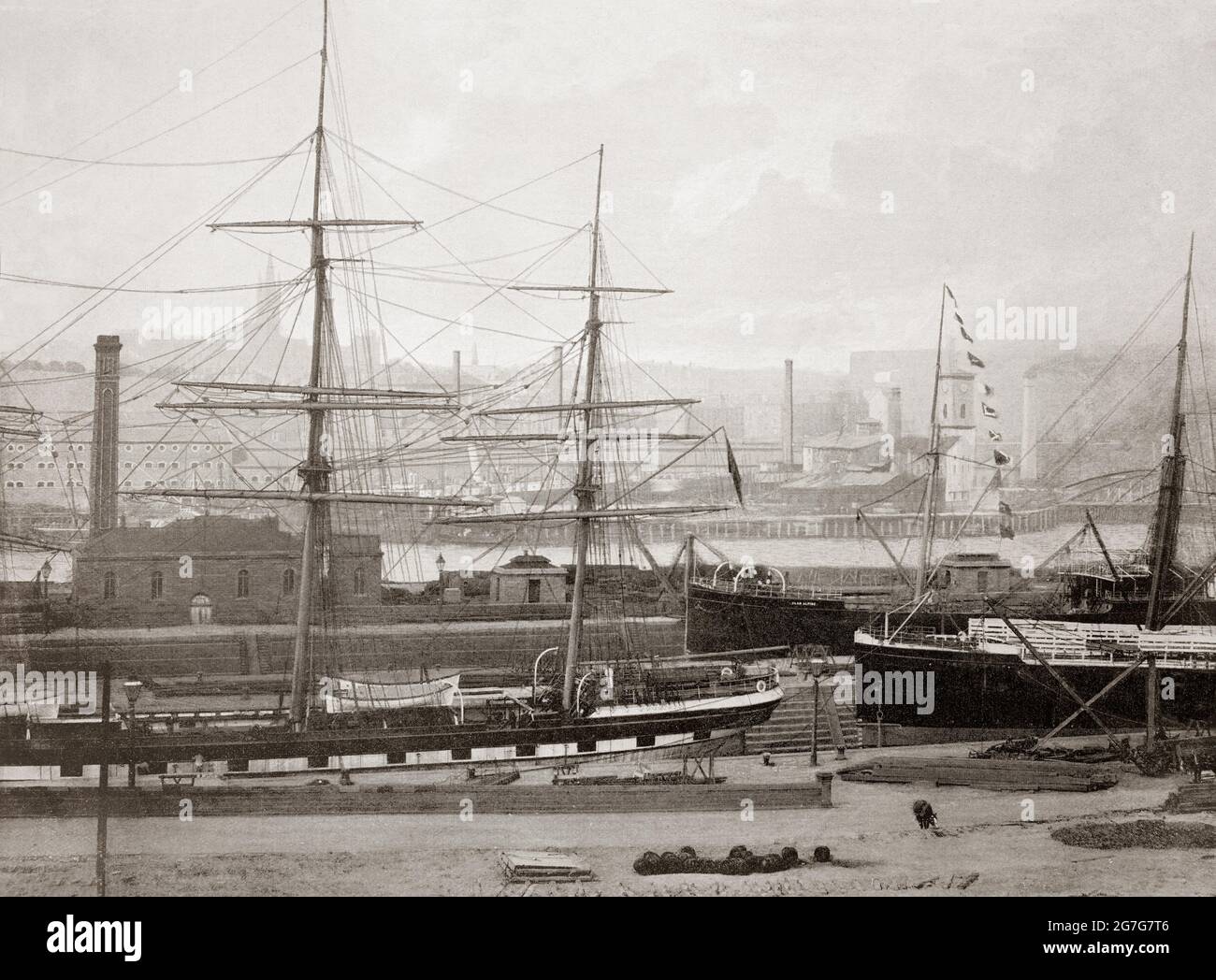 Vue de la fin du XIXe siècle sur la navigation à Partick, sur la rive nord de la rivière Clyde, juste en face de Govan, Glasgow, Écosse. L'expansion rapide de l'industrie de Partick a été basée sur le Clyde continuellement approfondi depuis le début des années 1820 par les rêveurs à vapeur. Ce processus de dragage a bientôt fourni des canaux de navigation en eau profonde jusqu'au port de Broomielaw, dans le centre de Glasgow. Vers les années 1840, le Clyde était assez profond et large à Govan et à Partick pour fournir des chantiers navals des deux côtés de la rivière, capable de construire d'énormes navires de mer Banque D'Images