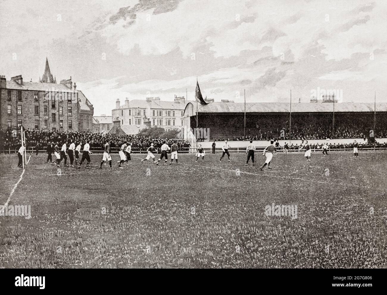 Un match de football de la fin du XIXe siècle entre le Celtic et les Rangers au terrain de football de Cathkin Park, à Glasgow, en Écosse Banque D'Images