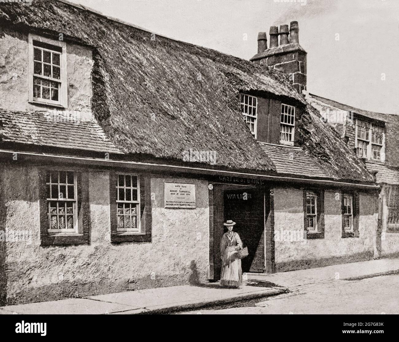 Vue de la fin du XIXe siècle sur le lieu de naissance de Castle Street à Paisley, dans le Renfrewshire, en Écosse, de Robert Tannahill (1774-1810). Peu de temps après sa naissance, la famille a déménagé dans une maison de campagne nouvellement construite dans la rue Queen voisine, qui est devenue à la fois une maison familiale et une boutique de tissage. Poète écossais d'origine labourante, il était connu sous le nom de "poète Weaver", il écrivit de la poésie en anglais et des paroles en Écossais dans le sillage de Robert Burns. Banque D'Images